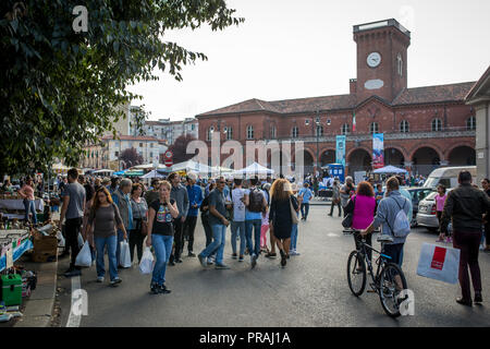 Torino, Italia - 30 settembre 2018: persone presso il locale mercato fleal a Porta Palazzo a Torino, Italia. Foto Stock