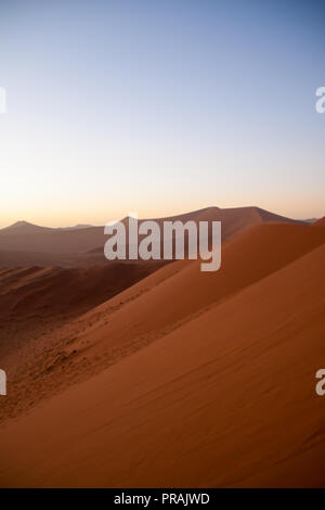 Sunrise sopra le dune nel deserto del Namib, Namibia Foto Stock