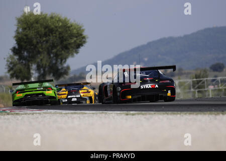 Barcellona, Spagna. Il 30 settembre 2018. Blancpain Endurance GT Serie; 62 MARTIN Maxime, (Bel), Dominik Baumann (Aut), KIRCHHOFER Marvin (deu), AF Corse AG/R-Motorsport Aston Martin V12 GT3 e 44 Christian Vietoris, (deu), Oliver Rowland (GBR), Fraga Felipe (BRA), Strakka Racing Mercedes AMG GT3, visto lottare per posizione nel suo gruppo durante la prima fase della gara. Credito: Eric Alonso SOPA/images/ZUMA filo/Alamy Live News Foto Stock