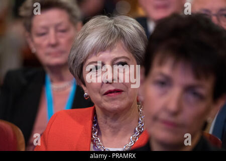 Birmingham, Regno Unito. 30 Settembre 2018 - Il Primo Ministro Theresa Maggio orologi Brandon Lewis presso il congresso del Partito Conservatore 2018 a Birmingham ICC. A volte si vede sorridente e accigliata, guardando arrabbiato, e chiudendo gli occhi. Credito: Benjamin Wareing/Alamy Live News Foto Stock