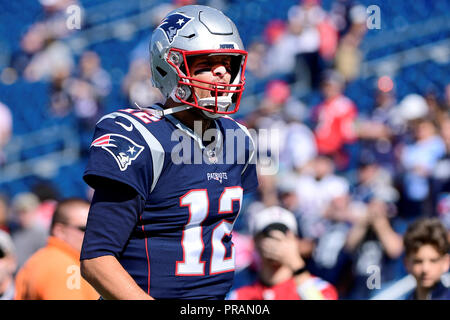 Foxborough, Massachusetts, STATI UNITI D'AMERICA. Il 30 settembre, 2018. New England Patriots quarterback Tom Brady (12) incendi fino alla folla al gioco di NFL tra New England Patriots e i delfini di Miami tenutosi a Gillette Stadium, in Foxborough, Massachusetts. I patrioti sconfiggere i delfini 38-7. Eric Canha/CSM/Alamy Live News Foto Stock