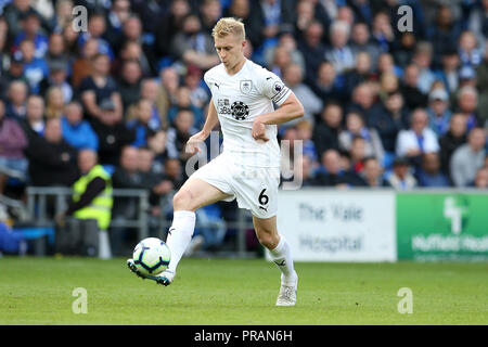 Cardiff, Regno Unito. Il 30 settembre, 2018. Ben Mee di Burnley in azione. Premier League, Cardiff City v Burnley al Cardiff City Stadium domenica 30 settembre 2018. Questa immagine può essere utilizzata solo per scopi editoriali. Solo uso editoriale, è richiesta una licenza per uso commerciale. Nessun uso in scommesse, giochi o un singolo giocatore/club/league pubblicazioni. pic da Andrew Orchard/Andrew Orchard fotografia sportiva/Alamy Live news Foto Stock