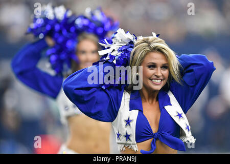 Arlington, Texas, Stati Uniti d'America. Il 30 settembre, 2018. Un Dallas Cowboys Cheerleader esegue durante la prima metà del NFL partita di calcio tra la Detroit Lions e Dallas Cowboys di AT&T Stadium di Arlington, Texas. Shane Roper/Cal Sport Media/Alamy Live News Foto Stock