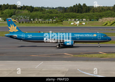 Tokyo, Giappone. Il 3 maggio, 2017. Vietnam Airlines Airbus 321 visto l'impostazione di a Tokyio Narita aeroporto Credito: Fabrizio Gandolfo SOPA/images/ZUMA filo/Alamy Live News Foto Stock