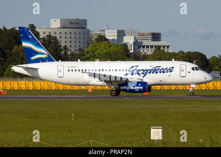 Tokyo, Giappone. Il 5 maggio, 2017. Yakutia Airlines Sukhoi Superjet 100-95 visto uscire dall'aeroporto Narita di Tokyo. Credito: Fabrizio Gandolfo SOPA/images/ZUMA filo/Alamy Live News Foto Stock