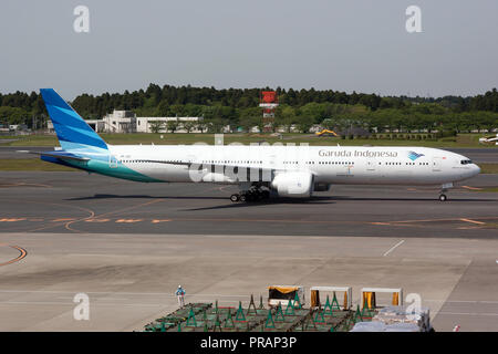 Tokyo, Giappone. Il 3 maggio, 2017. Garuda Indonesia Boeing 777-300ER visto in rullaggio a Tokyo Narita Airport Credito: Fabrizio Gandolfo SOPA/images/ZUMA filo/Alamy Live News Foto Stock