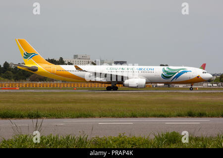 Tokyo, Giappone. Il 3 maggio, 2017. Cebu Pacific Air Airbus 330-300 visto lasciare Tokyo Narita aeroporto Credito: Fabrizio Gandolfo SOPA/images/ZUMA filo/Alamy Live News Foto Stock