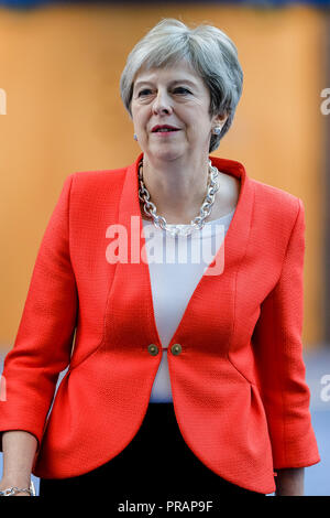 Birmingham, Regno Unito. 30 Settembre, 2018. Il primo ministro, Theresa Maggio al congresso del Partito Conservatore di domenica 30 settembre 2018 tenutasi a ICC Birmgingham, Birmingham. Nella foto: il primo ministro, Theresa Maggio, passeggiate dall'hotel alla Symphony Hall per l'apertura della conferenza. Foto di Julie Edwards. Credito: Julie Edwards/Alamy Live News Foto Stock