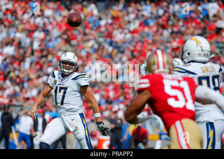 Carson, California, Stati Uniti d'America. Il 30 settembre, 2018. Settembre 30, 2018 Los Angeles Chargers quarterback Philip Rivers (17) lancia la palla durante la partita di calcio tra San Francisco 49ers e il Los Angeles Chargers presso il Centro StubHub a Carson, California. Charles Baus/CSM Credito: Cal Sport Media/Alamy Live News Foto Stock