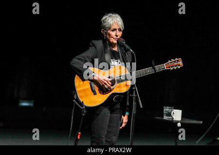 Durham, North Carolina, Stati Uniti d'America. 29Sep, 2018. Music Artista Joan Baez esegue in Durham, North Carolina come parte del suo Tour 2018. Joan Chandos Baez è un cantante americano, compositore, musicista, e attivista la cui contemporanea musica folk spesso include canzoni di protesta o di giustizia sociale. Credito: Andy Martin Jr./ZUMA filo/Alamy Live News Foto Stock