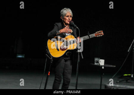 Durham, North Carolina, Stati Uniti d'America. 29Sep, 2018. Music Artista Joan Baez esegue in Durham, North Carolina come parte del suo Tour 2018. Joan Chandos Baez è un cantante americano, compositore, musicista, e attivista la cui contemporanea musica folk spesso include canzoni di protesta o di giustizia sociale. Credito: Andy Martin Jr./ZUMA filo/Alamy Live News Foto Stock