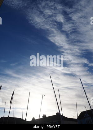 Sheerness, Kent, Regno Unito. 1 Ott 2018. Regno Unito Meteo: un soleggiato e ventoso ma fredda mattina di Sheerness, Kent. Alta altitudine cirrus nuvole. Credito: James Bell/Alamy Live News Foto Stock