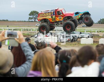 Markham, Canada. Il 30 settembre, 2018. Monster Trucks eseguire durante il Monster Truck Show del 2018 Markham Fair di Markham, Canada, Sett. 30, 2018. Credito: Zou Zheng/Xinhua/Alamy Live News Foto Stock