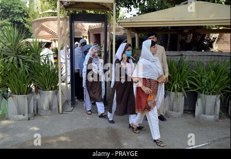 Gli studenti di diverse scuole sono arrivate a tener vivo interesse durante la loro visita a casa del governatore nella città di Peshawar, domenica 30 settembre, 2018. Il Pakistan Tehreek-e-Insaf (PTI) di governo hanno aperto la storica Casa del Governatore di Peshawar per il pubblico in generale. Foto Stock