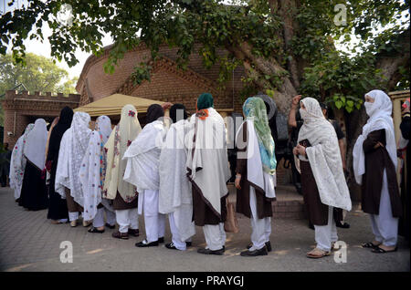 Gli studenti di diverse scuole sono arrivate a tener vivo interesse durante la loro visita a casa del governatore nella città di Peshawar, domenica 30 settembre, 2018. Il Pakistan Tehreek-e-Insaf (PTI) di governo hanno aperto la storica Casa del Governatore di Peshawar per il pubblico in generale. Foto Stock