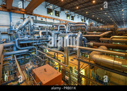 Jaenschwalde, Brandenburg. Il 30 settembre, 2018. All'interno alimentato a lignite power plant di Jänschwalde Lausitz Energie Bergbau AG (LEAG). La lignite Jänschwalde-fired power plant nel sud del Land di Brandeburgo ha avuto uno dei suoi sei unità spenta la griglia del 30 settembre 2018. Per la prima volta la Lusatian territorio è interessato da legalmente stabilita la disponibilità di sicurezza. Al fine di proteggere il clima, un certo numero di potenza unità di impianto verrà spento per un periodo di anni e spegnere dopo anni al fine di emettere meno CO2. Credito: Patrick Pleul/dpa-Zentralbild/ZB/dpa/Alamy Live News Foto Stock