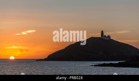 Ballycotton, Cork, Irlanda. 1 Ottobre, 2018. Sole che sorge dietro a Ballycotton Isola, Co. Cork, Irlanda. Credito: David Creedon/Alamy Live News Foto Stock