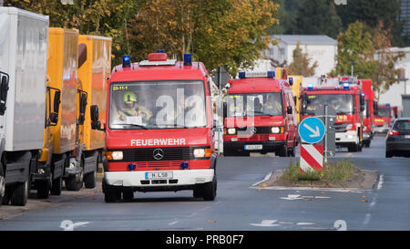 Pattensen, Germania. 01 ottobre 2018. Veicoli di emergenza dei vigili del fuoco sono implementati in un pacco e il centro lettere di Deutsche Post. Un fuoriuscito liquido sconosciuto nel pacchetto centro ha causato una larga scala di vigili del fuoco funzionamento la mattina. Foto: Julian Stratenschulte/dpa Credito: dpa picture alliance/Alamy Live News Foto Stock