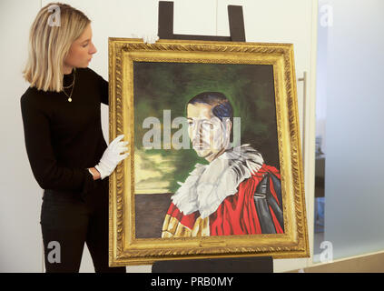 Knightsbridge, Londra,UK,1 Ottobre 2018,un Photocall ha avuto luogo per Bonhams collezioni private in vendita in Knightsbridge, Londra. Le collezioni comprendono pezzi da Lady Lucan's wagon, Beverston Castle, la svedese Lake House e la station wagon di Viscount Churchill. Portando la foto chiamata è un ritratto di John Bingham da Dominick Elwes da Lady Lucan's wagon. Esso è stimato pari a £ 2,000-3,000.La vendita è il 3 ottobre a mezzogiorno. Credito: Keith Larby/Alamy Live News Foto Stock