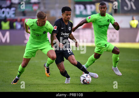 Francoforte, Germania. Il 30 settembre, 2018. Allan Souza (C) di Francoforte sul Meno con vies Niclas Fuellkrug (L) di Hannover 96 durante la Bundesliga corrispondono a Commerzbank-Arena, in Frankfurt am Main, Germania, il 7 settembre 30, 2018. Credito: Ulrich Hufnagel/Xinhua/Alamy Live News Foto Stock