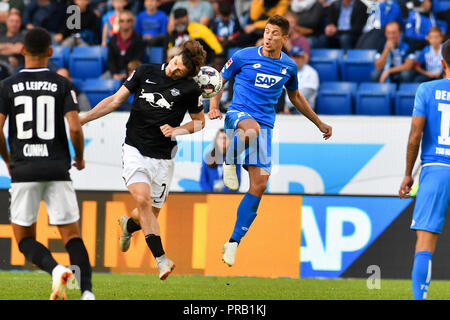 Sinsheim, Deutschland. 29Sep, 2018. 29.09.2018, Wirsol Rhein-Neckar-Arena, Sinsheim, GER, 1 FBL, TSG 1899 Hoffenheim vs RB Leipzig, DFL regolamenti vietano qualsiasi noi ancora come sequenze di immagini e/o quasi video. Nella foto: Marcel Sabitzer (RB Leipzig # 7), Andrej Kramaric (TSG Hoffenheim # 27) Foto © nordphoto/Fabisch | Utilizzo di credito in tutto il mondo: dpa/Alamy Live News Foto Stock