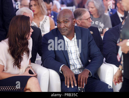 Kiev, Ucraina. 1 Ott 2018. Ex campione di boxe EVANDER HOLYFIELD assiste l'apertura del 56th World Boxing Convenzione di Kiev, in Ucraina, il 1 ottobre 2018.Il WBC 56th congresso a cui prendono parte le leggende boxe Evander Holyfield, Lennox Lewis, Eric Morales e circa 700 partecipanti provenienti da 160 paesi corre a Kiev dal 30 settembre al 5 ottobre. Credito: Serg Glovny/ZUMA filo/Alamy Live News Foto Stock