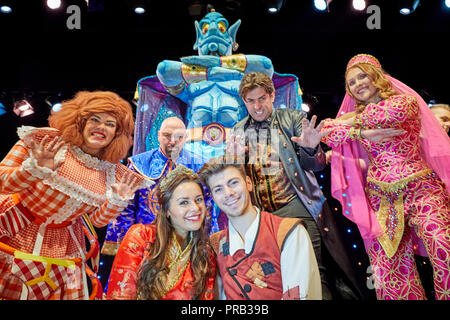 Greater Manchester, Regno Unito 1 Ott 2018. James Argent dal solo modo è Essex stelle in Aladdin a Middleton Arena in Greater Manchester Credito: Mark Waugh/Alamy Live News Foto Stock