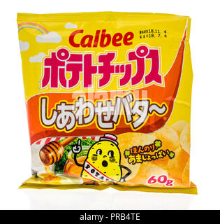 Winneconne, WI - 27 Settembre 2018: un sacco di Calbee Shiawase burro potato chips dal Giappone su un sfondo isolato Foto Stock