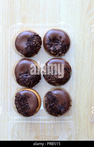 Close up di cioccolato ciambelle rivestite Foto Stock