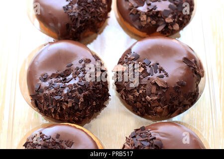 Close up di cioccolato ciambelle rivestite Foto Stock