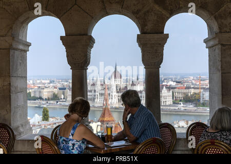 I visitatori in una caffetteria il Bastione del Pescatore, Castello di Buda si affacciano sul fiume Danubio e Pest Foto Stock