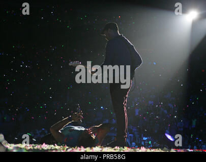 Chris Martin e Jonny Buckland (R) con i Coldplay concerto il loro Mylo Xyloto tour 2012 all'American Airlines Arena di Miami in Giugno 29, 2012 Foto Stock