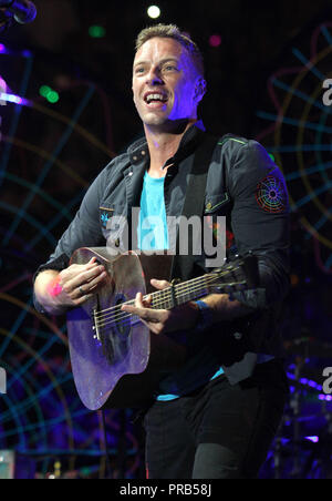 Chris Martin con i Coldplay esegue in concerto sulla loro Mylo Xyloto tour 2012 presso l'American Airlines Arena di Miami il 29 giugno 2012. Foto Stock