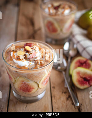 Close-up di avena e semi di chia il budino di fichi, su sfondo di legno Foto Stock