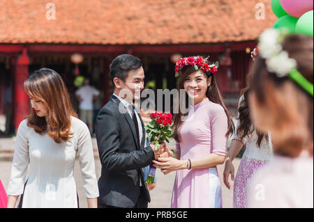 Hanoi, Vietnam - Ottobre 16, 2016. Gruppo di studenti vestiti in abiti formali per celebrare la loro università laurea. Tempio della Letteratura. Foto Stock