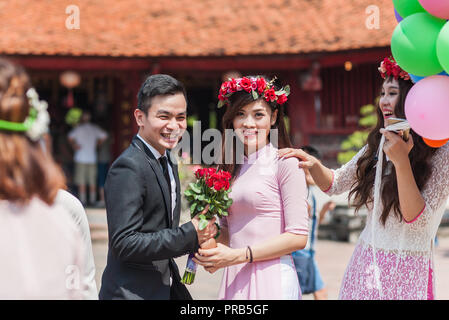 Hanoi, Vietnam - Ottobre 16, 2016. Gruppo di studenti vestiti in abiti formali per celebrare la loro università laurea. Tempio della Letteratura. Foto Stock