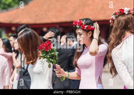 Hanoi, Vietnam - Ottobre 16, 2016. Gruppo di studenti vestiti in abiti formali per celebrare la loro università laurea. Tempio della Letteratura. Foto Stock
