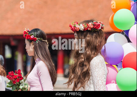 Hanoi, Vietnam - Ottobre 16, 2016. Gruppo di studenti vestiti in abiti formali per celebrare la loro università laurea. Tempio della Letteratura. Foto Stock