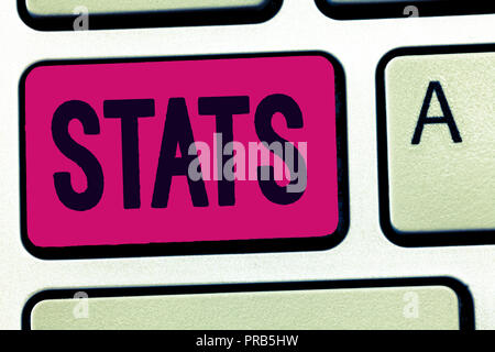 Testo della scrittura Stats. Concetto significato pratica o scienza di raccolta e analisi di dati numerici. Foto Stock