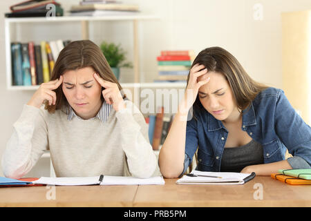 Stanco studenti difficile memorizzare appunti preparazione esame a casa Foto Stock