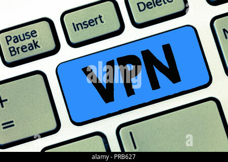 La scrittura della nota mostra VPN. Business photo vetrina reindirizza la connessione a Internet attraverso il server configurato. Foto Stock