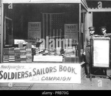 1918 - Mostra fotografica di alcuni dei libri raccolti dall'Università del Kentucky cadetti per soldati e marinai. Foto Stock