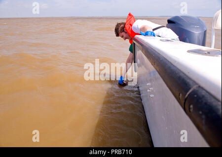 EPA contracter prendendo un campione di acqua nel Golfo del Messico dopo il 2010 BP fuoriuscite di olio Foto Stock