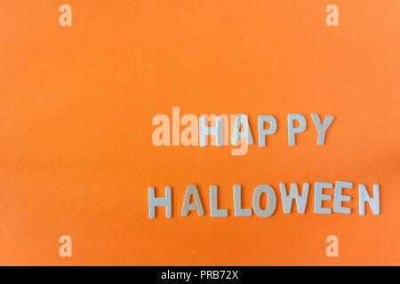 Parola Halloween su sfondo arancione,concetto di Halloween. Foto Stock