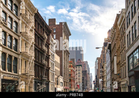 La luce del sole brilla su edifici lungo Broadway SoHo di New York City NYC Foto Stock