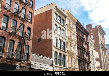 Blocco di edifici storici su Broadway in Soho di New York City Foto Stock