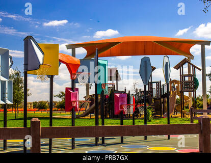 Altezza di diversi cerchi di basket a parchi giochi per bambini Foto Stock
