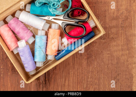 Foto aerea di Scatola da cucito con filati, aghi, forbici, e spazio di copia Foto Stock