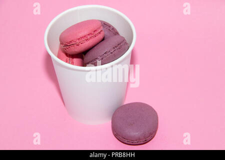 Maccheroni su una dolce sfondo rosa. Deliziosi dolci per il tè. Il dessert di close-up. Prodotti da forno. Foto Stock