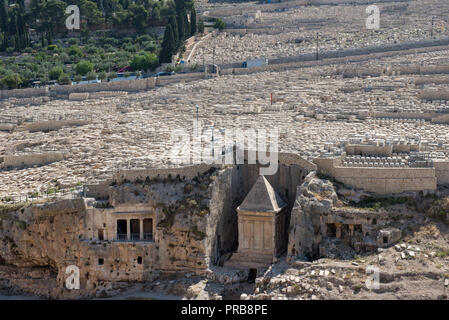 Tomba del profeta Zaccaria nel torrente Kidron, Gerusalemme, Israele. Mount of Olives cimitero ebraico in background Foto Stock